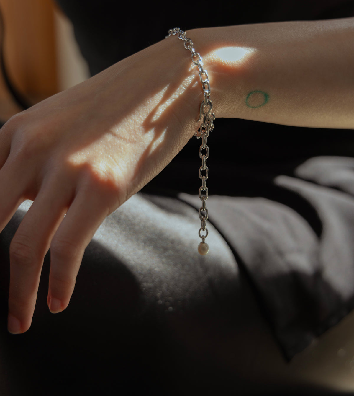 TWIST BANGLE - tsui